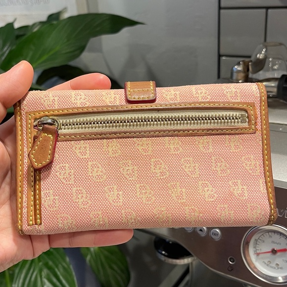 Dooney & Bourke Vintage Clasp Canvas Leather Trim Pink Wallet - Picture 9 of 13